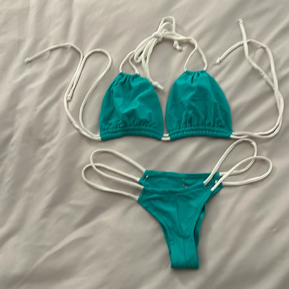 NWOT Girlfriends bikinis bikini - teal

Top: medium
Bottoms: s/m